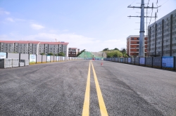 托子沖南路主幅路通車，新學(xué)校旁拉通了一條便民路